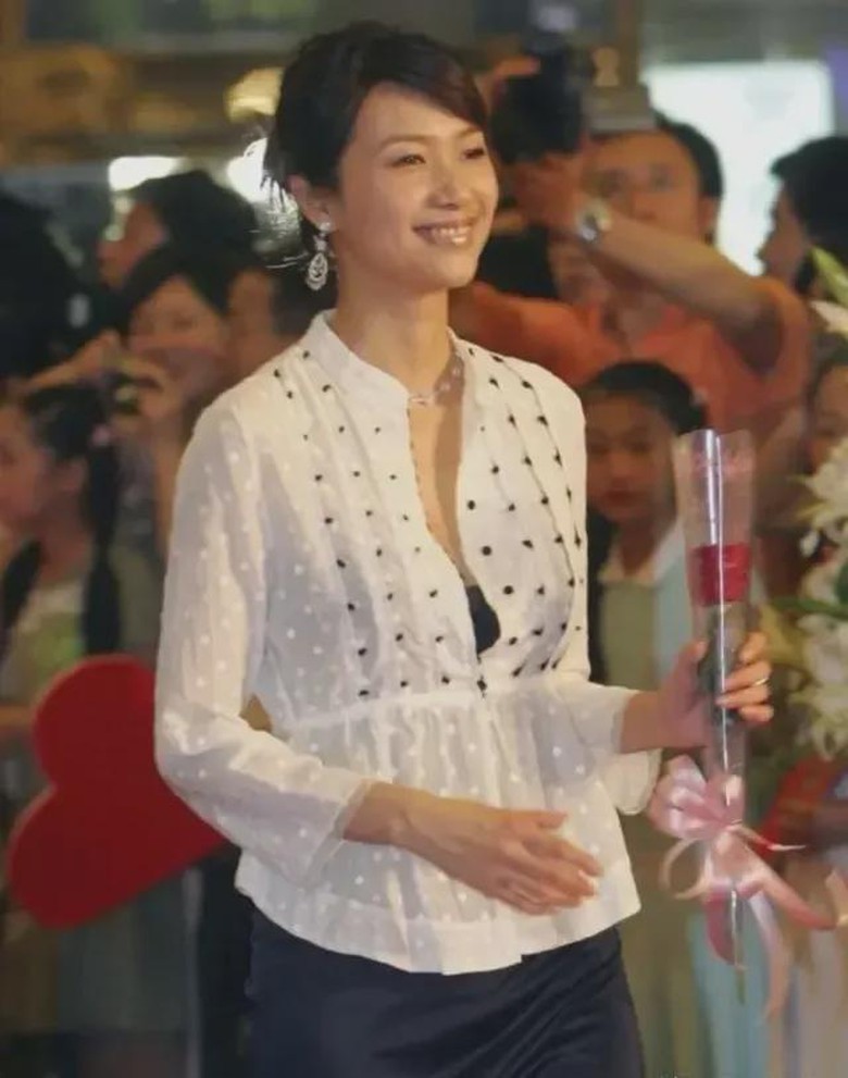 Đại hoa đ&aacute;n Từ Tịnh L&ocirc;i trẻ trung ở tuổi 50, gi&atilde; từ l&agrave;ng giải tr&iacute;- Ảnh 4.