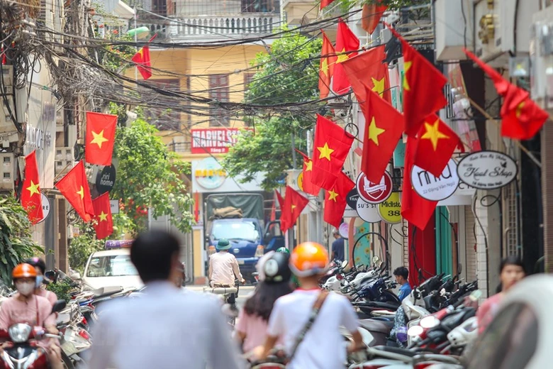 H&agrave; Nội tặng mỗi gia đ&igrave;nh một l&aacute; cờ Tổ quốc- Ảnh 1.