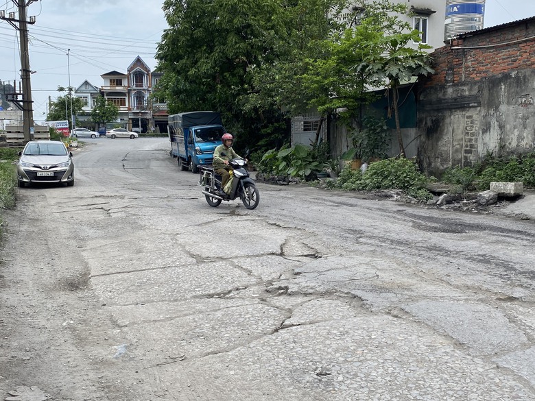 Quảng Ninh: Đường khu dân cư biến dạng vì xe tải trọng lớn quần thảo- Ảnh 3. Quảng Ninh: Đường khu dân cư biến dạng vì xe tải trọng lớn quần thảo- Ảnh 3.
