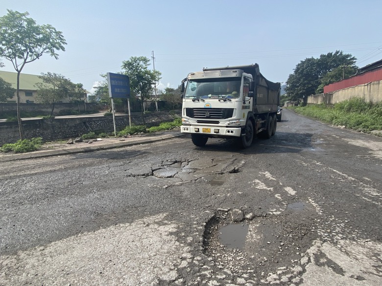 Quảng Ninh: Đường khu dân cư biến dạng vì xe tải trọng lớn quần thảo- Ảnh 1. Quảng Ninh: Đường khu dân cư biến dạng vì xe tải trọng lớn quần thảo- Ảnh 1.