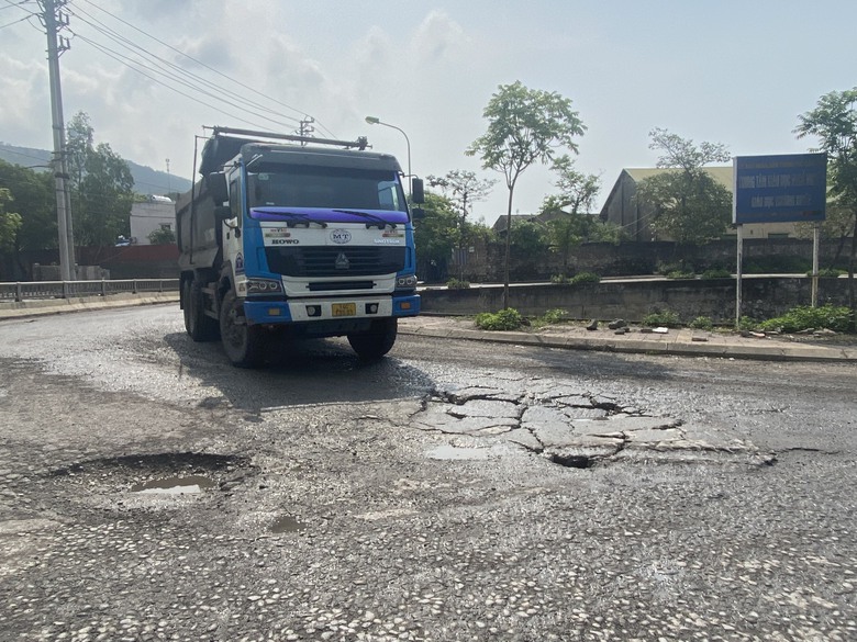 Quảng Ninh: Đường khu dân cư biến dạng vì xe tải trọng lớn quần thảo- Ảnh 5. Quảng Ninh: Đường khu dân cư biến dạng vì xe tải trọng lớn quần thảo- Ảnh 5.
