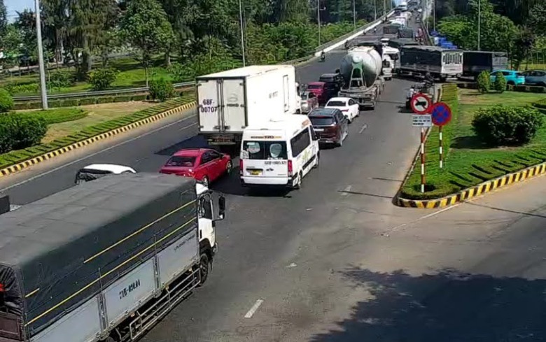 Ba &ocirc; t&ocirc; va chạm li&ecirc;n ho&agrave;n tr&ecirc;n Cầu Rạch Miễu, quốc lộ 60 &ugrave;n ứ k&eacute;o d&agrave;i- Ảnh 3.