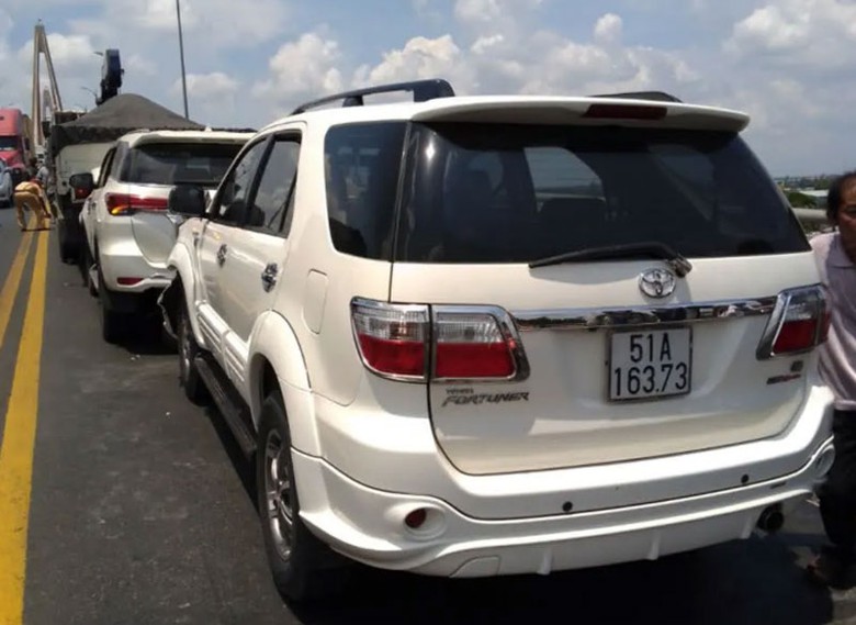 Vụ va chạm li&ecirc;n ho&agrave;n tr&ecirc;n cầu Rạch Miễu khiến hai xe hư hỏng nặng, hai người bị thương nhẹ.