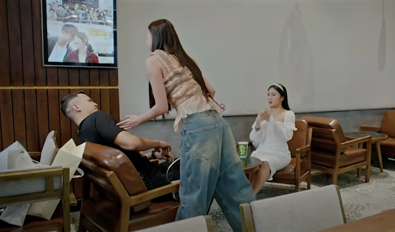 Mỹ Đ&igrave;nh giả vờ đ&aacute;nh ghen gi&uacute;p Nam kh&ocirc;ng phải tiếp tục xem mắt m&agrave; v&agrave;o vai hết m&igrave;nh như thể đang ghen thật.