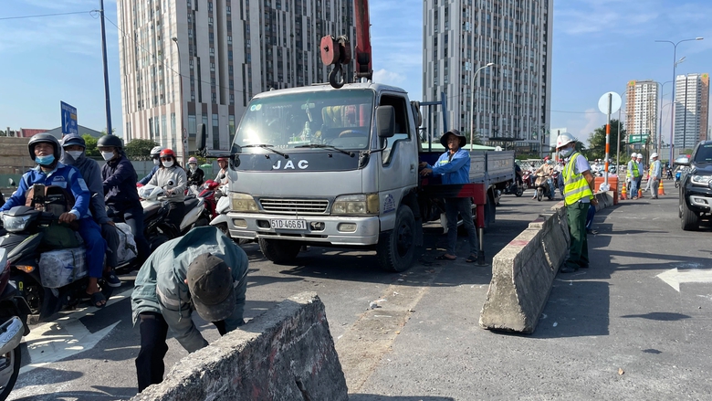 Ng&agrave;y đầu thay đổi giao th&ocirc;ng n&uacute;t giao An Ph&uacute;, bỡ ngỡ nhưng kh&ocirc;ng rối loạn- Ảnh 2.