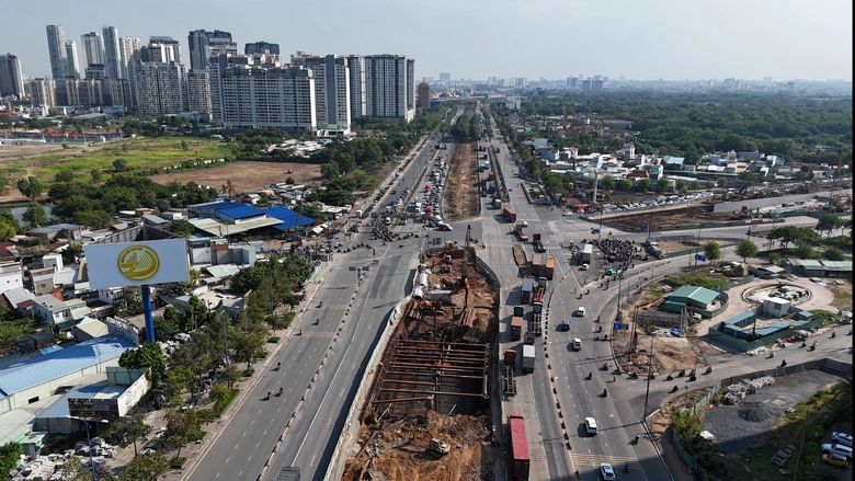 Ng&agrave;y đầu thay đổi giao th&ocirc;ng n&uacute;t giao An Ph&uacute;, bỡ ngỡ nhưng kh&ocirc;ng rối loạn- Ảnh 8.