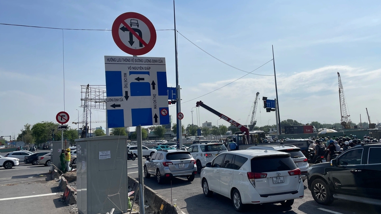 Ng&agrave;y đầu thay đổi giao th&ocirc;ng n&uacute;t giao An Ph&uacute;, bỡ ngỡ nhưng kh&ocirc;ng rối loạn- Ảnh 1.