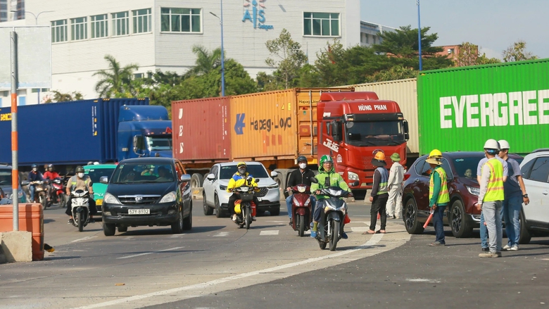 Ng&agrave;y đầu thay đổi giao th&ocirc;ng n&uacute;t giao An Ph&uacute;, bỡ ngỡ nhưng kh&ocirc;ng rối loạn- Ảnh 6.