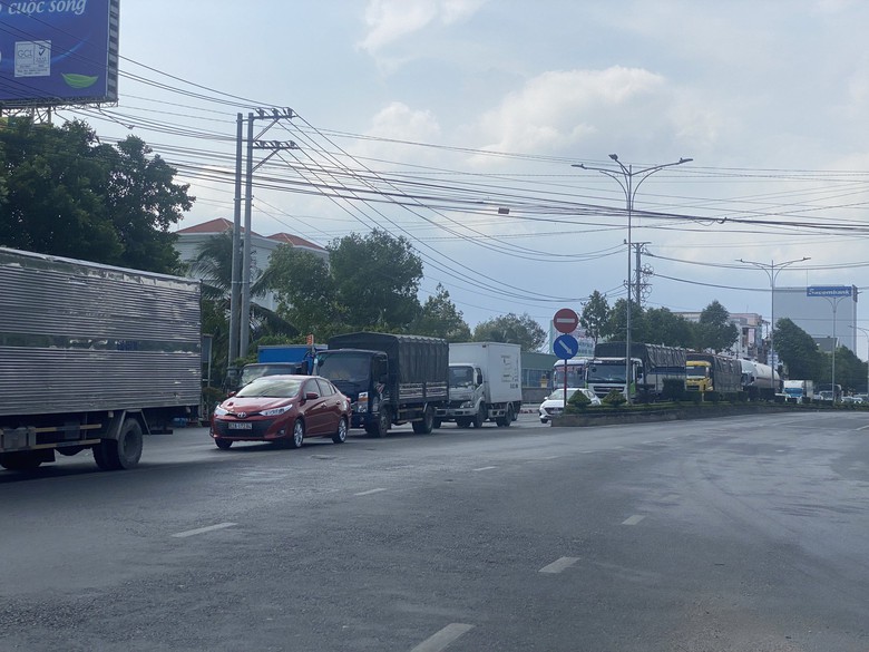 Ba &ocirc; t&ocirc; va chạm li&ecirc;n ho&agrave;n tr&ecirc;n Cầu Rạch Miễu, quốc lộ 60 &ugrave;n ứ k&eacute;o d&agrave;i- Ảnh 5.