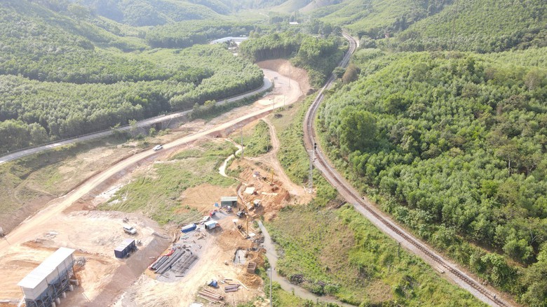 C&ocirc;ng nh&acirc;n dựng l&aacute;n trong rừng, bạt n&uacute;t mở đường t&agrave;u xuy&ecirc;n đ&egrave;o Khe N&eacute;t- Ảnh 1.