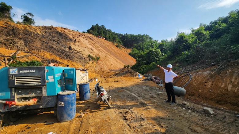 C&ocirc;ng nh&acirc;n dựng l&aacute;n trong rừng, bạt n&uacute;t mở đường t&agrave;u xuy&ecirc;n đ&egrave;o Khe N&eacute;t- Ảnh 4.