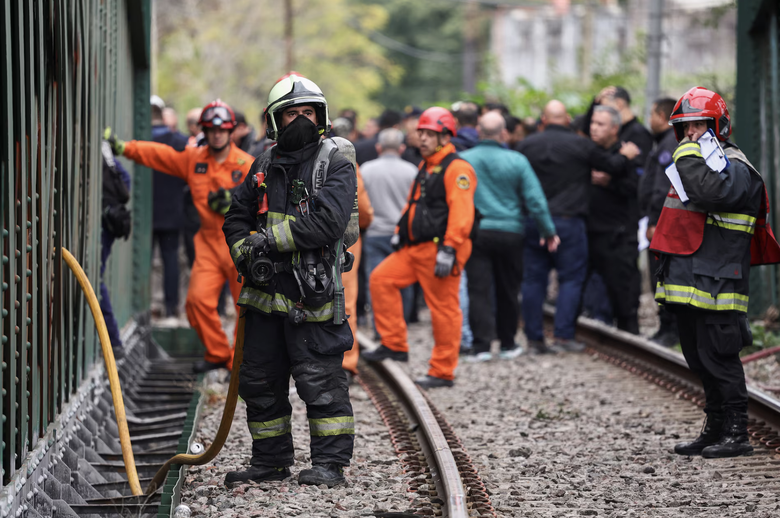 Cận cảnh vụ va chạm tàu nghiêm trọng khiến ít nhất 60 người bị thương- Ảnh 2. Cận cảnh vụ va chạm tàu nghiêm trọng khiến ít nhất 60 người bị thương- Ảnh 2.