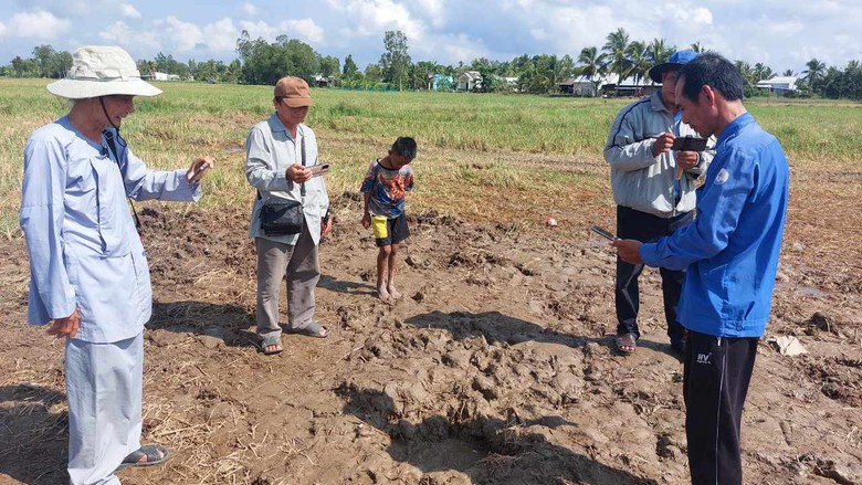 Nhiều người đổ xô đi xem hố lớn bốc cháy giữa đồng ở Sóc Trăng - Ảnh 2. Nhiều người đổ xô đi xem hố lớn bốc cháy giữa đồng ở Sóc Trăng - Ảnh 2.