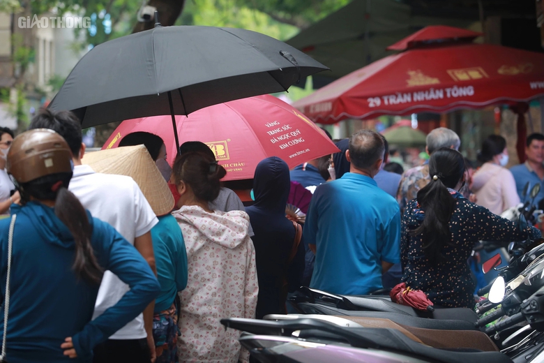 K&eacute;o nhau đi mua v&agrave;ng khi gi&aacute; cao, nhẫn tr&ograve;n trơn hết h&agrave;ng- Ảnh 2.