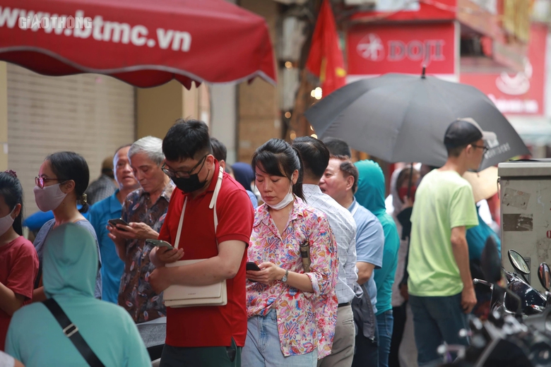 K&eacute;o nhau đi mua v&agrave;ng khi gi&aacute; cao, nhẫn tr&ograve;n trơn hết h&agrave;ng- Ảnh 3.