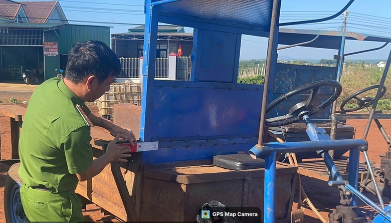 D&aacute;n phản quang tr&ecirc;n xe c&ocirc;ng n&ocirc;ng để ngăn tai nạn giao th&ocirc;ng- Ảnh 1.