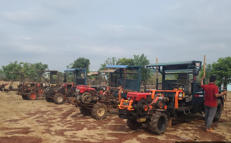 D&aacute;n phản quang tr&ecirc;n xe c&ocirc;ng n&ocirc;ng để ngăn tai nạn giao th&ocirc;ng- Ảnh 2.