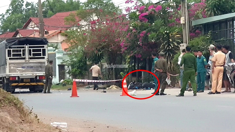 Xe m&aacute;y va chạm xe tải, 2 thanh ni&ecirc;n tử vong tại chỗ- Ảnh 1.