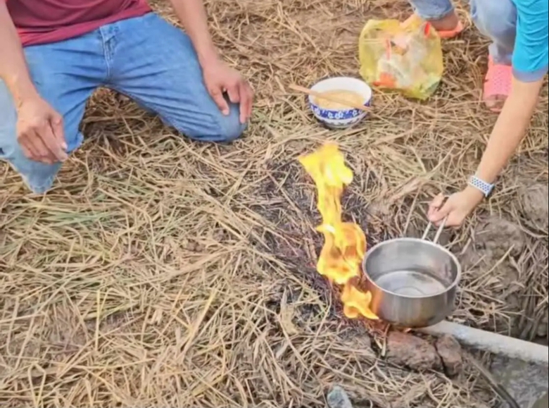 Nhiều người đổ xô đi xem hố lớn bốc cháy giữa đồng ở Sóc Trăng - Ảnh 1. Nhiều người đổ xô đi xem hố lớn bốc cháy giữa đồng ở Sóc Trăng - Ảnh 1.