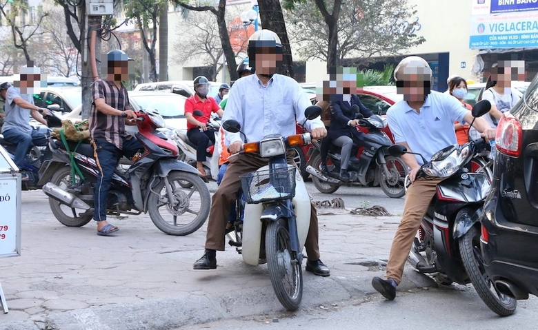 Đi xe máy trên vỉa hè bị phạt thế nào?- Ảnh 1.