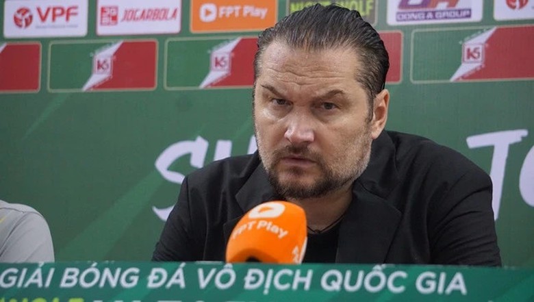 Vừa bị phạt nặng, HLV CLB Thanh H&oacute;a lại c&oacute; h&agrave;nh động lạ l&ugrave;ng- Ảnh 1.