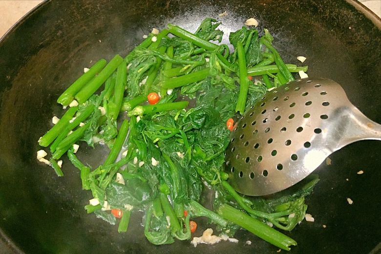 Loại rau mệnh danh "m&aacute;y qu&eacute;t" gi&uacute;p nhuận tr&agrave;ng, hạ huyết &aacute;p, nấu c&aacute;ch n&agrave;o cũng ngon- Ảnh 7.