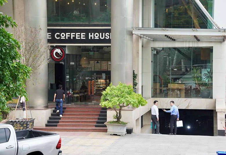 K&iacute;nh vỡ l&agrave;m kh&aacute;ch bị thương nặng, The Coffee House hay Việt Tower phải chịu tr&aacute;ch nhiệm?- Ảnh 1.