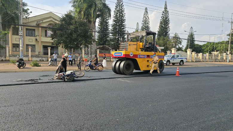 B&agrave; l&aacute;i xe t&ocirc;ng v&agrave;o xe lu đang thi c&ocirc;ng, ch&aacute;u tử vong- Ảnh 1.
