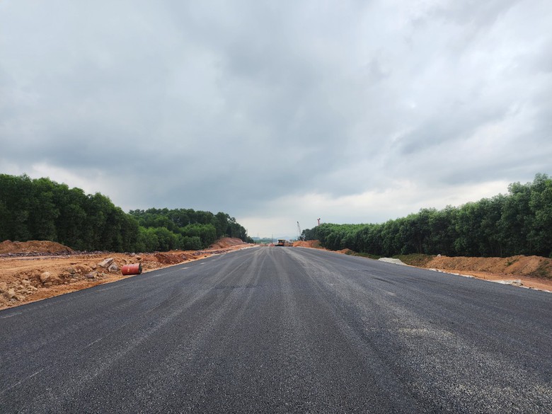 Thảm gần 2km b&ecirc; t&ocirc;ng nhựa đầu ti&ecirc;n tr&ecirc;n tuyến cao tốc Bắc - Nam qua H&agrave; Tĩnh- Ảnh 1.