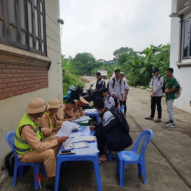 Học sinh ngơ ng&aacute;c khi bị CSGT Vĩnh Ph&uacute;c mặc thường phục xử l&yacute; vi phạm- Ảnh 1.
