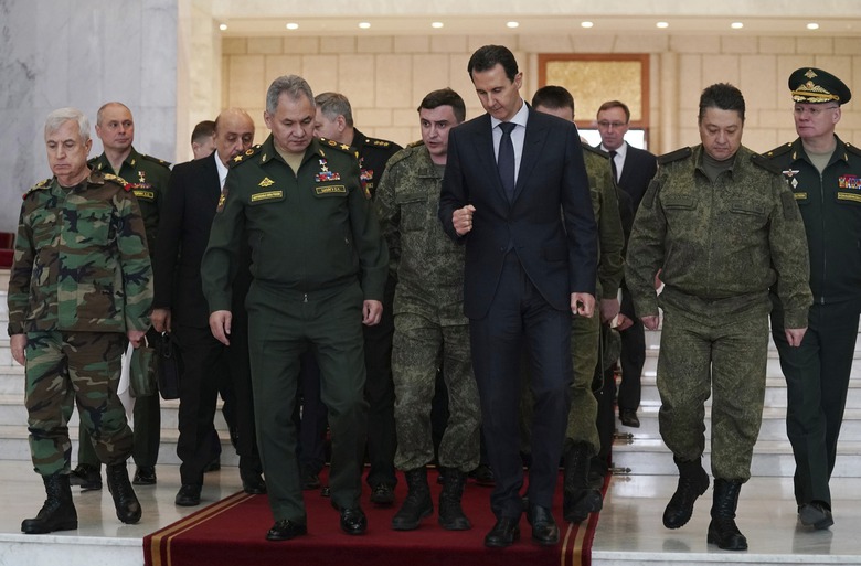 Lực lượng vũ trang do ông Shoigu lãnh đạo cũng tham gia hỗ trợ chính phủ Syria kể từ năm 2015 đến nay, giải phóng nhiều vùng đất của Syria khỏi tay những phần tử khủng bố. (Trong ảnh: Ông Shoigu và Tổng thống Syria Bashar al-Assad) Lực lượng vũ trang do ông Shoigu lãnh đạo cũng tham gia hỗ trợ chính phủ Syria kể từ năm 2015 đến nay, giải phóng nhiều vùng đất của Syria khỏi tay những phần tử khủng bố. (Trong ảnh: Ông Shoigu và Tổng thống Syria Bashar al-Assad)