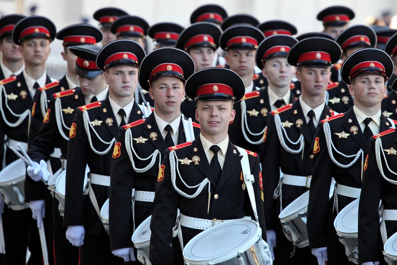 Ông cũng chú trọng củng cố nhiều hoạt động mang tính biểu tượng của quân đội Nga hùng hậu. Trong đó ông quyết định khôi phục truyền thống tham gia diễu binh kỷ niệm Ngày Chiến Thắng 9/5 của các thiếu sinh quân tại hai trường quân sự Suvorov và Nakhimov. Ông cũng chú trọng củng cố nhiều hoạt động mang tính biểu tượng của quân đội Nga hùng hậu. Trong đó ông quyết định khôi phục truyền thống tham gia diễu binh kỷ niệm Ngày Chiến Thắng 9/5 của các thiếu sinh quân tại hai trường quân sự Suvorov và Nakhimov.