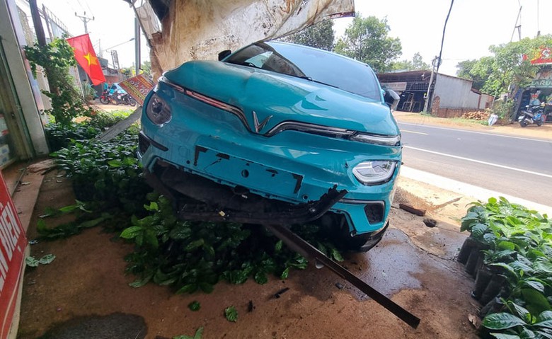 Rất may vụ tai nạn kh&ocirc;ng g&acirc;y thiệt hại về người - Ảnh: K.P.