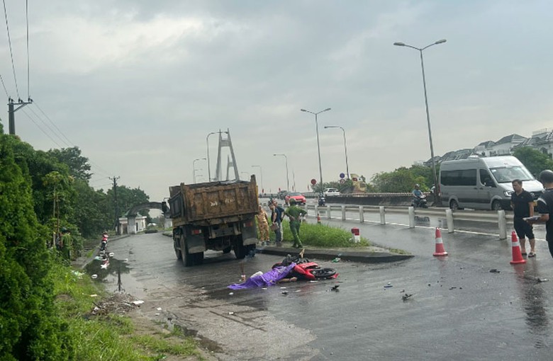 Hiện trường vụ tai nạn giao th&ocirc;ng khiến 1 người tử vong tại chỗ.