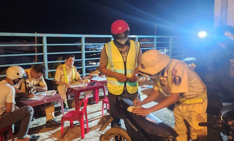 T&agrave;i xế chạy xe dịch vụ đưa người nhậu về nh&agrave; bị phạt vi phạm nồng độ cồn- Ảnh 1.