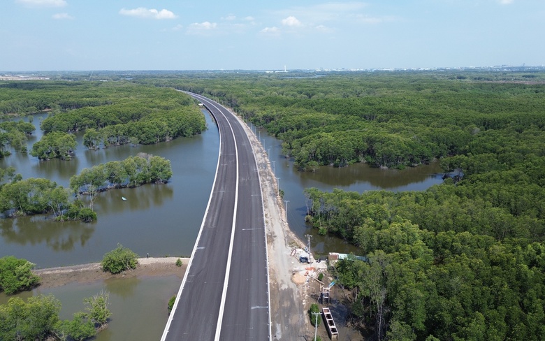 Tăng tốc thảm nhựa cao tốc Bến Lức - Long Th&agrave;nh