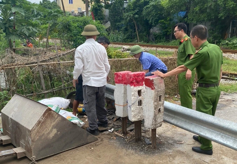 Hải Phòng: Người dân làm "cầu vượt" qua rào chắn của lối đi tự mở- Ảnh 2. Hải Phòng: Người dân làm "cầu vượt" qua rào chắn của lối đi tự mở- Ảnh 2.