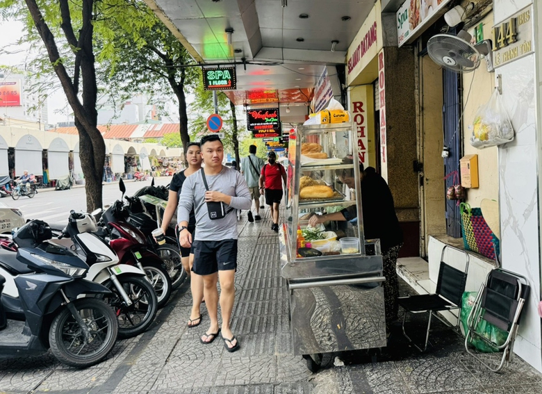 Vỉa h&egrave; trung t&acirc;m TP.HCM thế n&agrave;o sau thu ph&iacute;?- Ảnh 1.