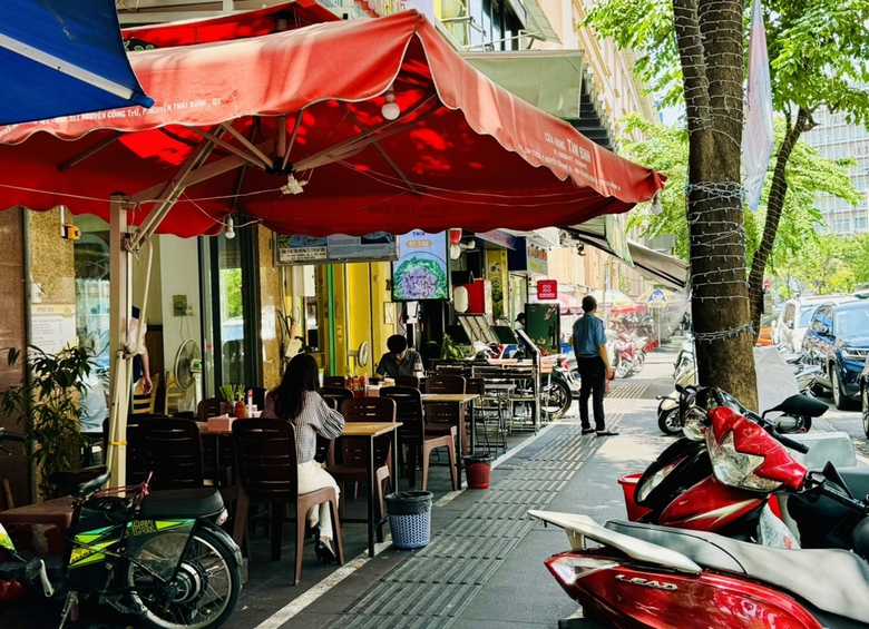 Vỉa h&egrave; trung t&acirc;m TP.HCM thế n&agrave;o sau thu ph&iacute;?- Ảnh 2.