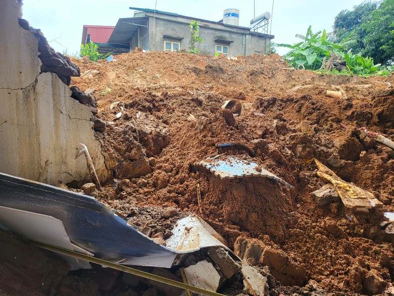 Hiện trường vụ sập tường khu vui chơi khiến 3 ch&aacute;u b&eacute; tử vong ở H&agrave; Nội- Ảnh 5.