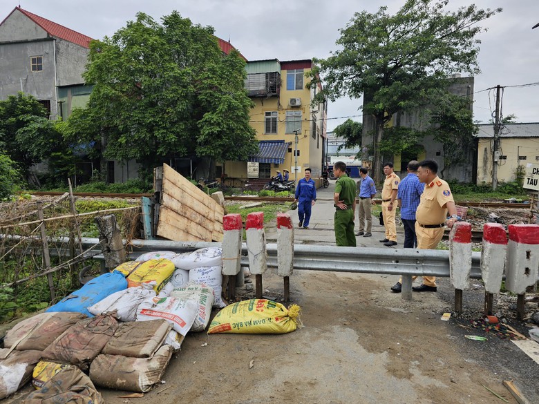Hải Phòng: Người dân làm "cầu vượt" qua rào chắn của lối đi tự mở- Ảnh 1. Hải Phòng: Người dân làm "cầu vượt" qua rào chắn của lối đi tự mở- Ảnh 1.