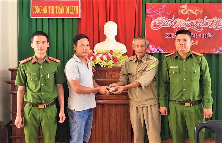 Tổ trưởng tổ d&acirc;n phố trả lại 70 triệu đồng cho người đ&aacute;nh rơi- Ảnh 1.