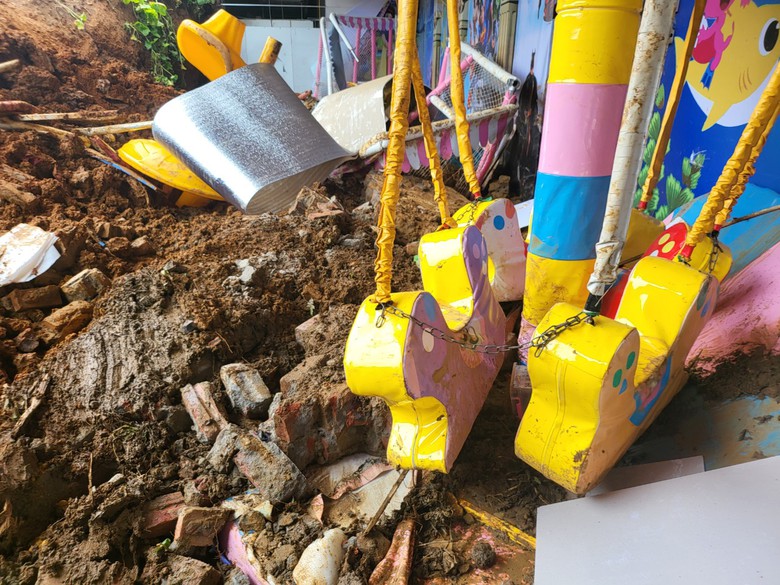 Hiện trường vụ sập tường khu vui chơi khiến 3 ch&aacute;u b&eacute; tử vong ở H&agrave; Nội- Ảnh 9.