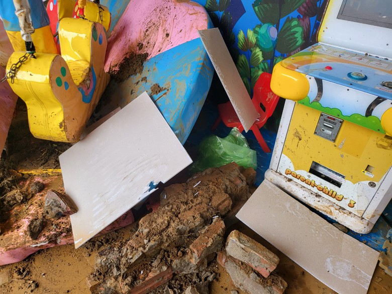 Hiện trường vụ sập tường khu vui chơi khiến 3 ch&aacute;u b&eacute; tử vong ở H&agrave; Nội- Ảnh 6.