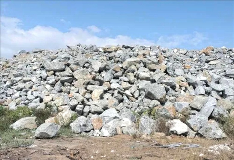 Vụ ch&igrave;m t&agrave;u Quảng Ng&atilde;i: Ph&aacute;t hiện gần 170.000m3 đ&aacute; kh&ocirc;ng nguồn gốc tập kết chờ vận chuyển- Ảnh 1.