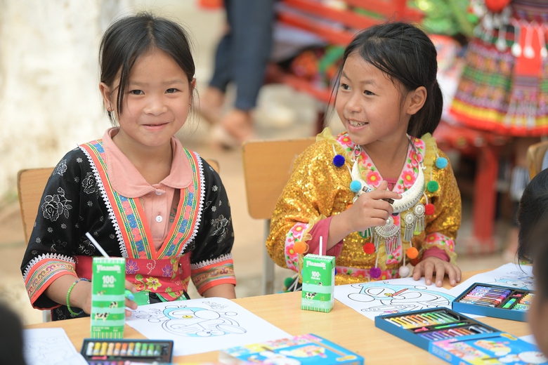 Từ nay mỗi ng&agrave;y đến lớp, c&aacute;c em nhỏ tại Nậm V&igrave;, Điện Bi&ecirc;n c&oacute; th&ecirc;m hộp sữa l&agrave; "người bạn mới".