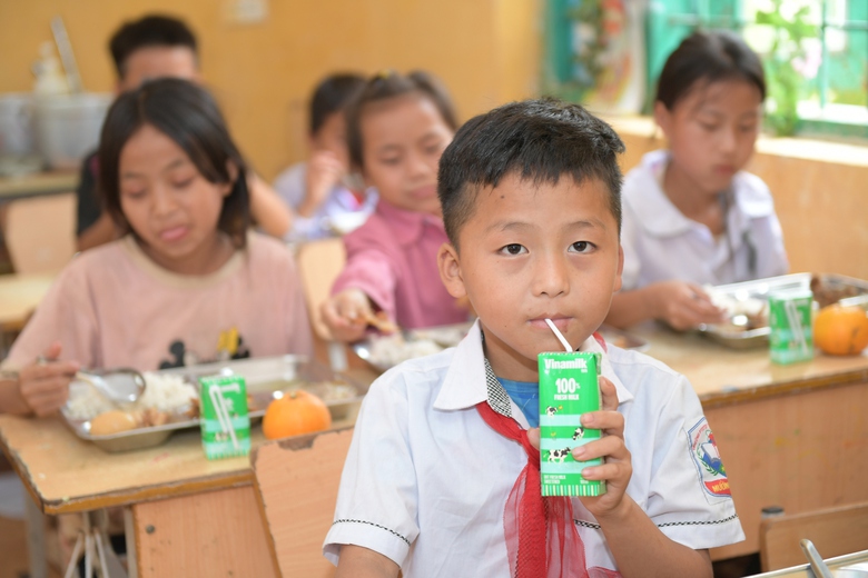 Em M&ugrave;a A Lỷ - học sinh lớp 4, Trường PTDTBT Tiểu học Nậm V&igrave;, Điện Bi&ecirc;n.