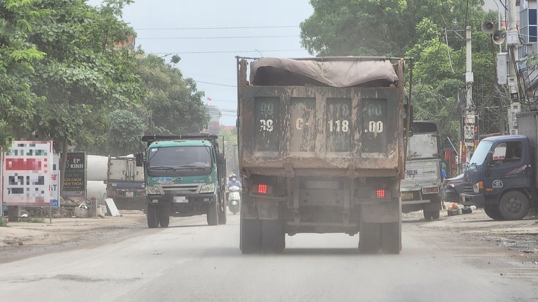 Dự án cải tạo đường tỉnh 295 qua Bắc Ninh: Xe chở đất đổ thải sai vị trí- Ảnh 3. Dự án cải tạo đường tỉnh 295 qua Bắc Ninh: Xe chở đất đổ thải sai vị trí- Ảnh 3.