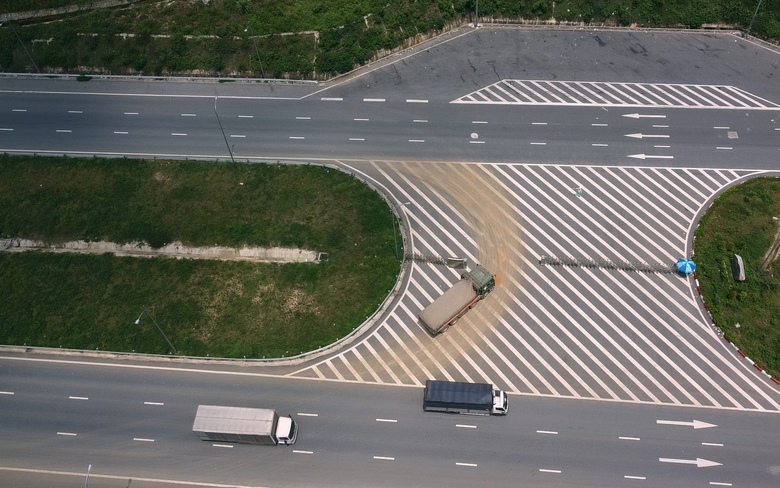 Vụ xe chở đất 'x&eacute; r&agrave;o' v&agrave;o cao tốc: Ai lấy đất, th&aacute;o r&agrave;o di động?