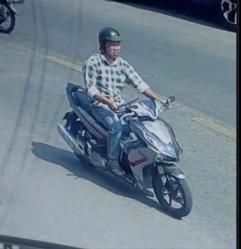 Khởi tố kẻ d&ugrave;ng tu&yacute;p sắt đ&aacute;nh phụ nữ lớn tuổi kh&ocirc;ng quen đi tr&ecirc;n đường- Ảnh 2.